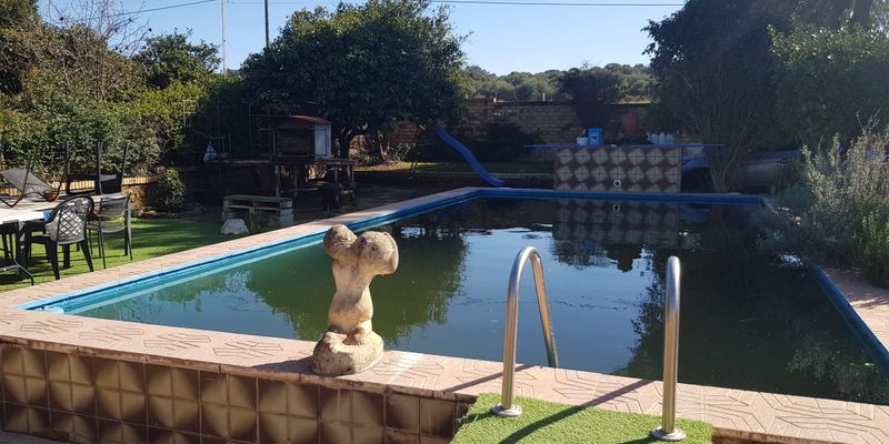 Piscina de Casa o xalet en venda en Carmona amb Jardí privat, Traster i Moblat