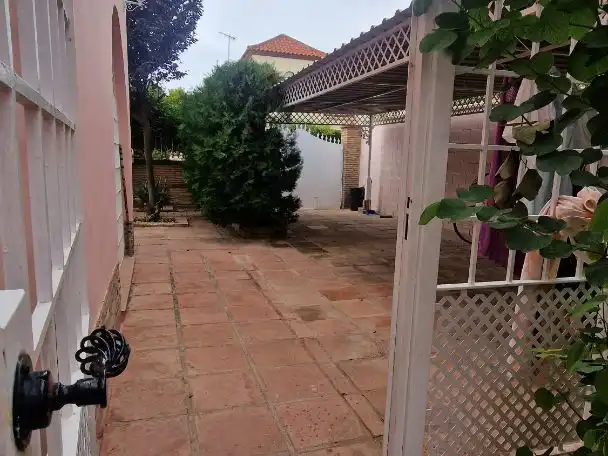 Chalet con piscina en venta en Calle Miguel de Cervantes 13, imagen 2
