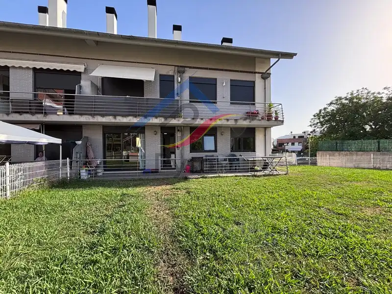 Vista exterior de Piso de alquiler en Miengo con Calefacción, Jardín privado y Amueblado