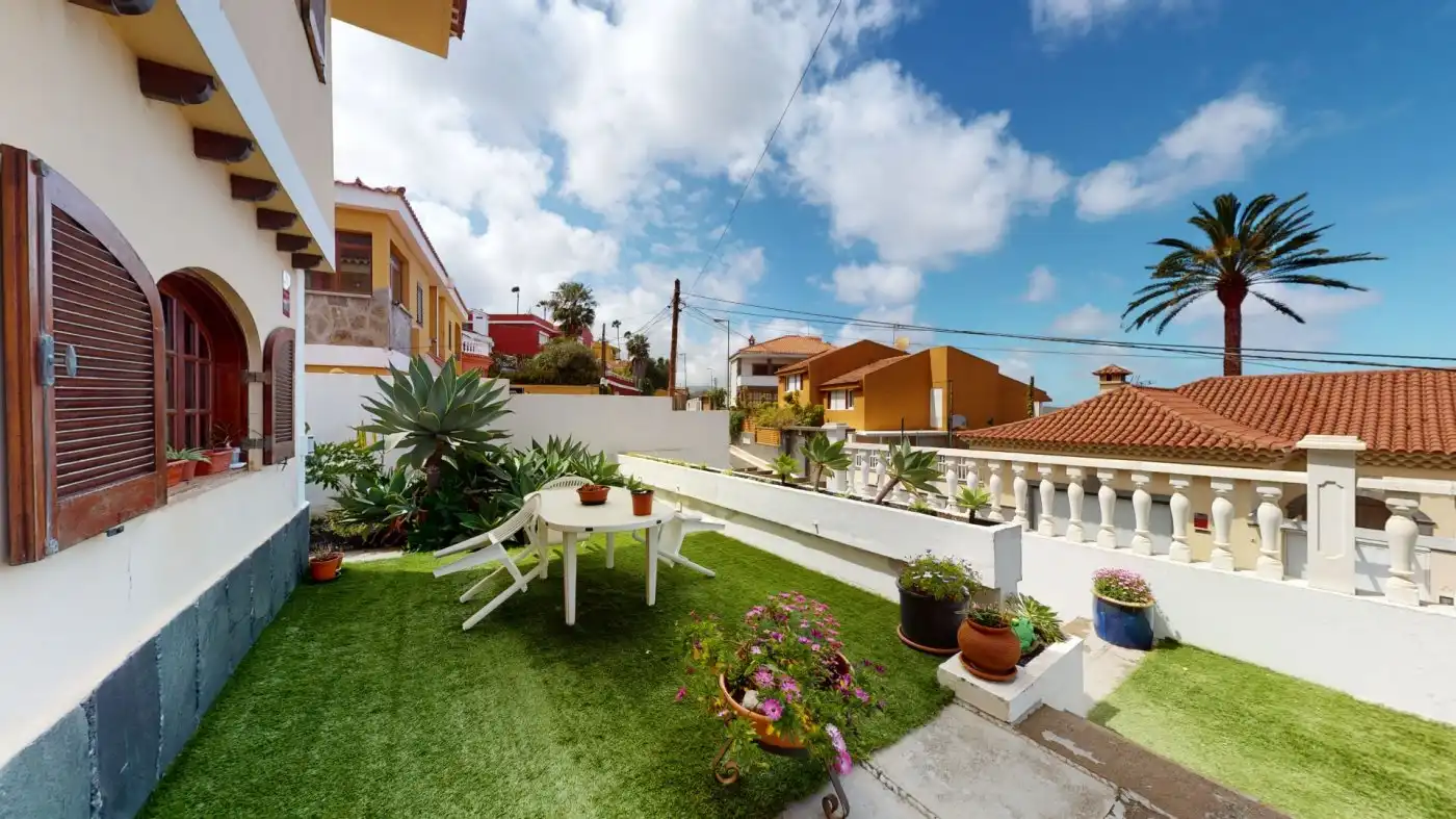 Vista exterior de Casa o xalet en venda en Las Palmas de Gran Canaria amb Jardí privat, Terrassa i Traster