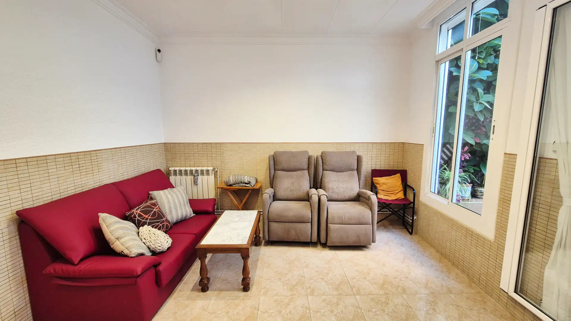 Sala d'estar de Casa o xalet en venda en Arenys de Mar amb Calefacció, Terrassa i Moblat