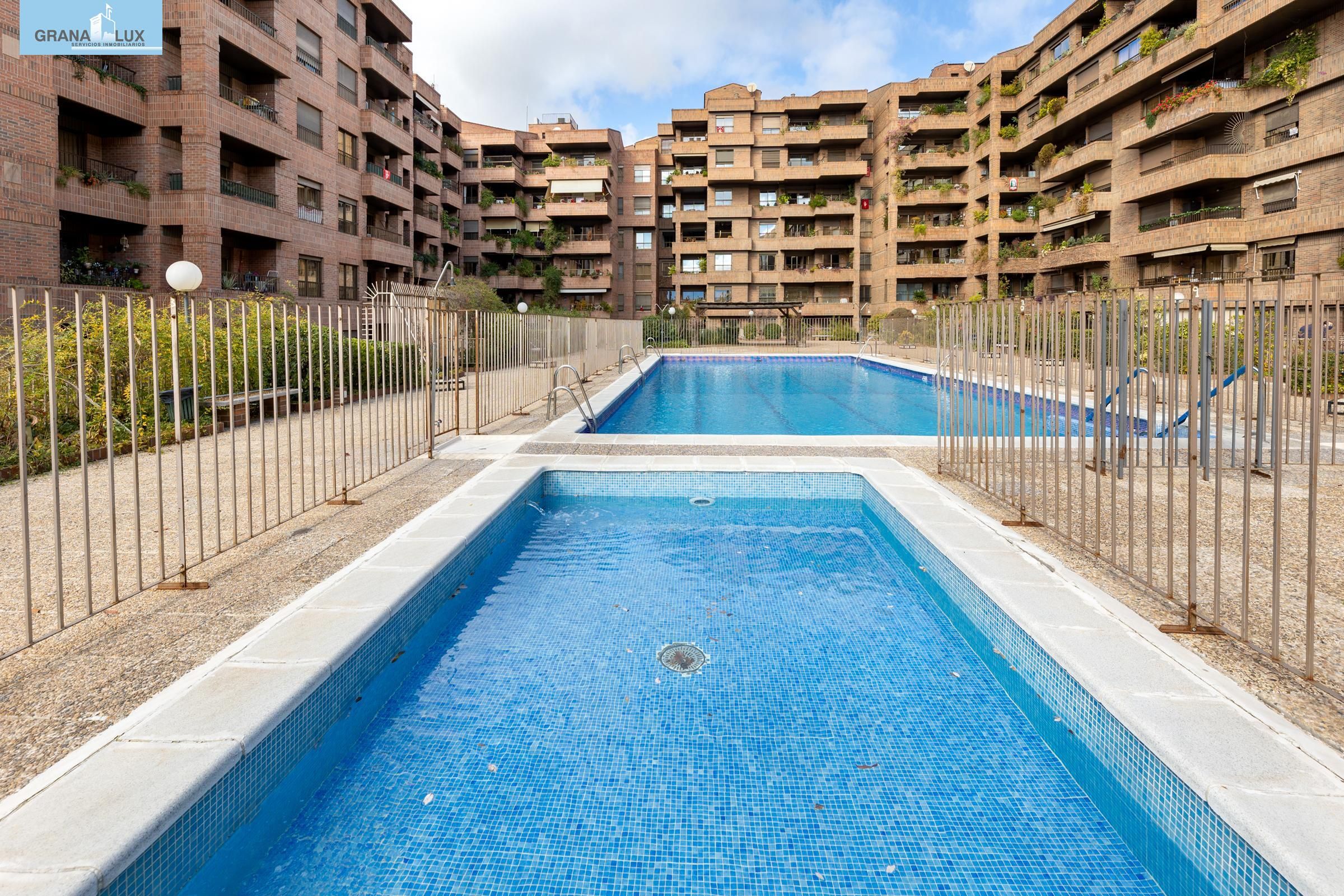 Piscina de Pis en venda en  Granada Capital amb Aire condicionat, Calefacció i Jardí privat