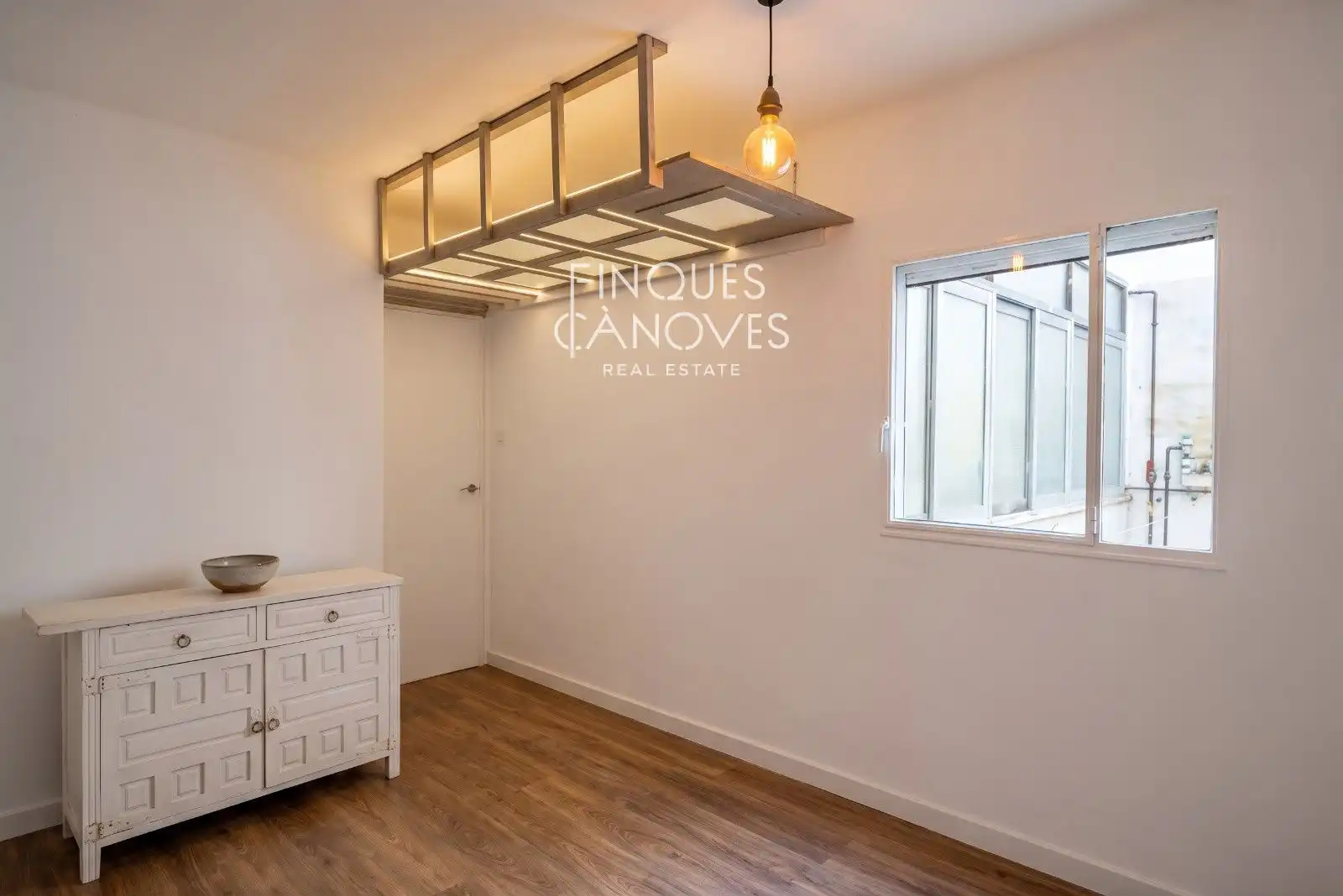 Schlafzimmer von Dachboden zum Verkauf in Girona mit Heizung, Terrasse und Abstellraum