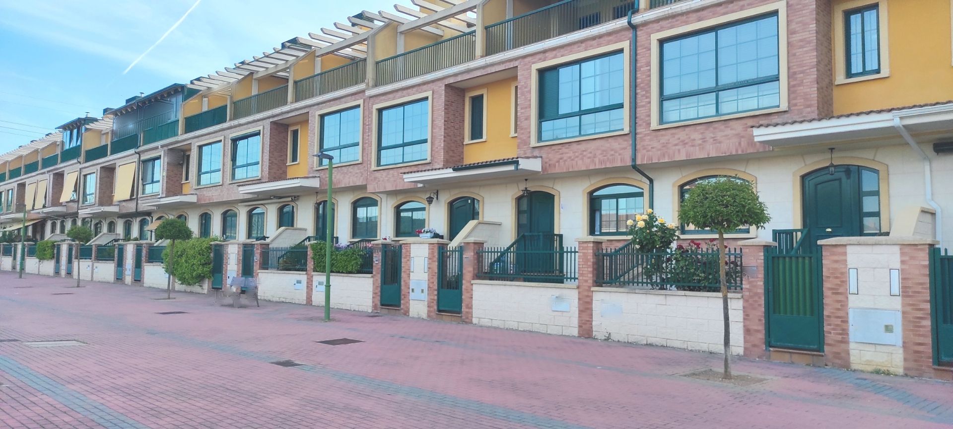 Vista exterior de Casa o xalet de lloguer en Burgos Capital amb Calefacció, Jardí privat i Parquet