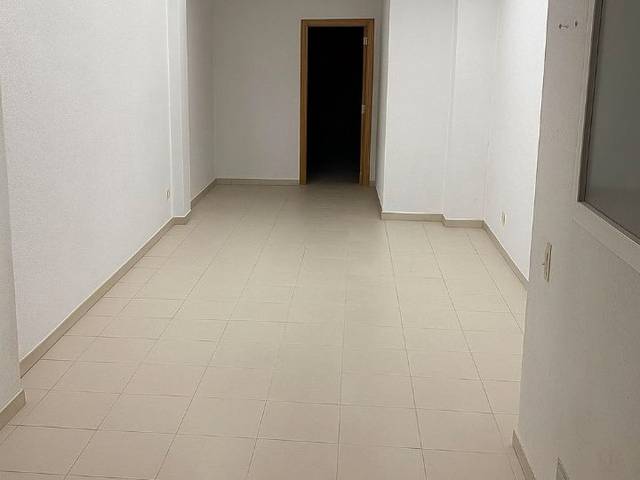 Local comercial en Venta en Calle Santiago Apóstol, 5 en Carlos Ruiz