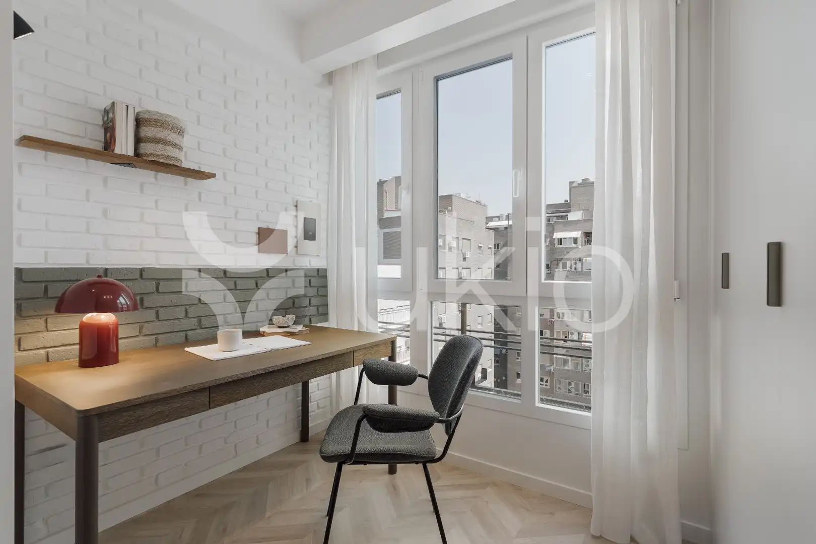 Dormitori de Apartament de lloguer en Madrid amb Aire condicionat, Calefacció i Moblat