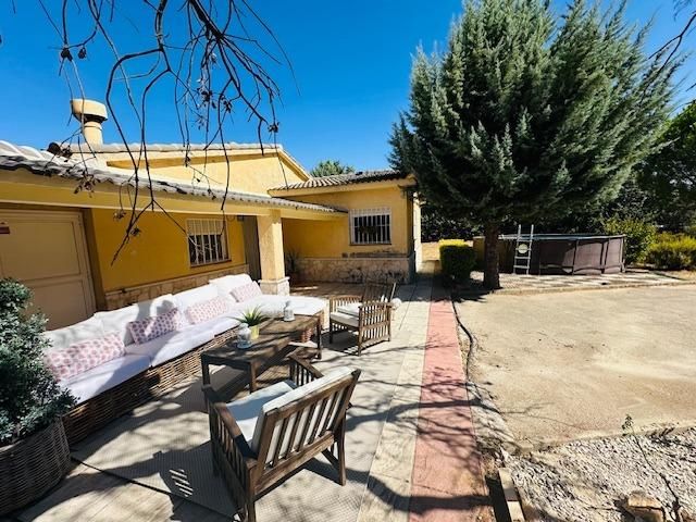 Vista exterior de Casa o xalet en venda en Pioz amb Jardí privat