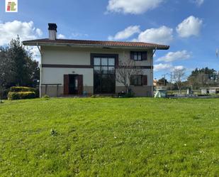 Vista exterior de Casa adosada en venda en Urduliz amb Calefacció, Jardí privat i Terrassa