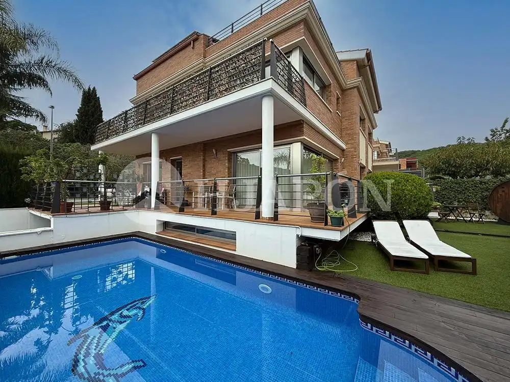 Vista exterior de Casa adosada en venda en Vilassar de Dalt amb Aire condicionat, Calefacció i Jardí privat