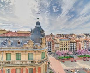 Vista exterior de Àtic de lloguer en  Pamplona / Iruña amb Terrassa i Balcó