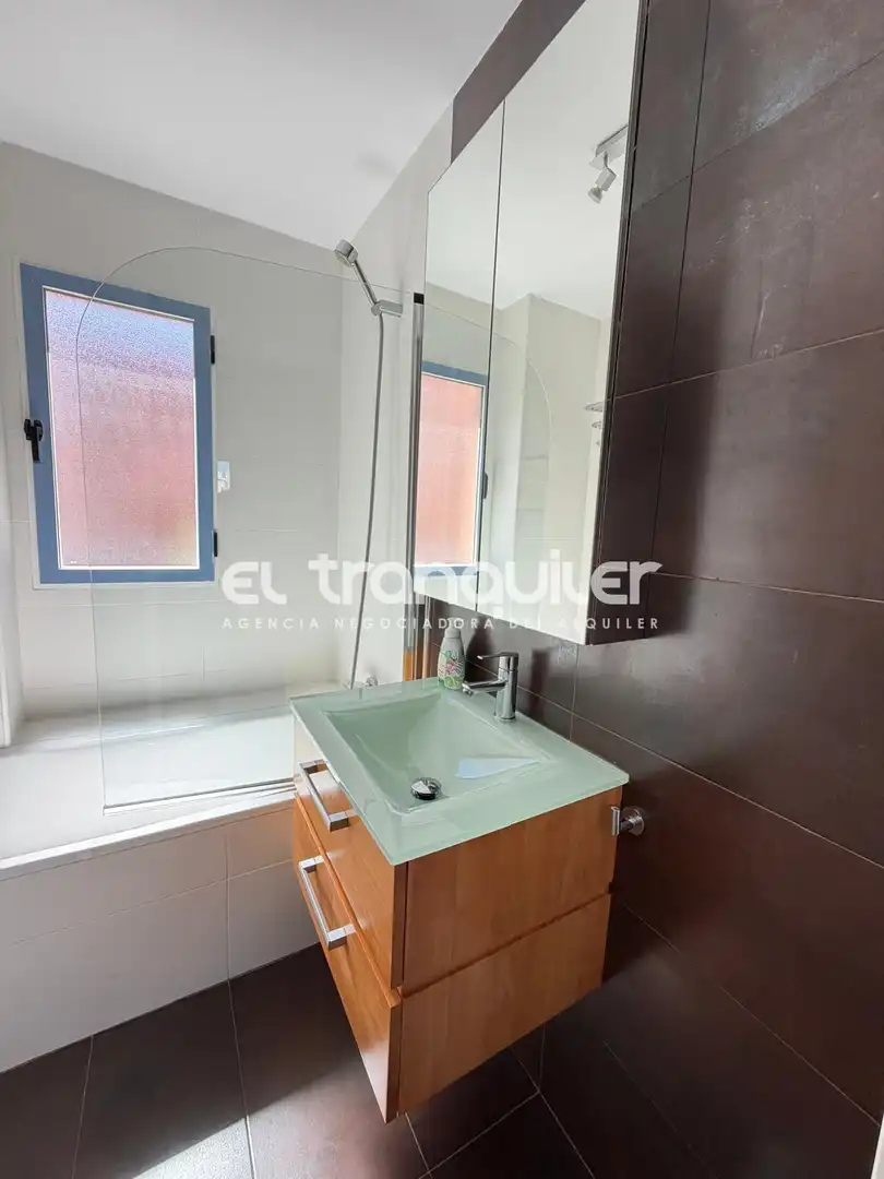 Bathroom of Flat for rent in San Sebastián de los Reyes  with Air Conditioner, Parquet flooring and Furnished