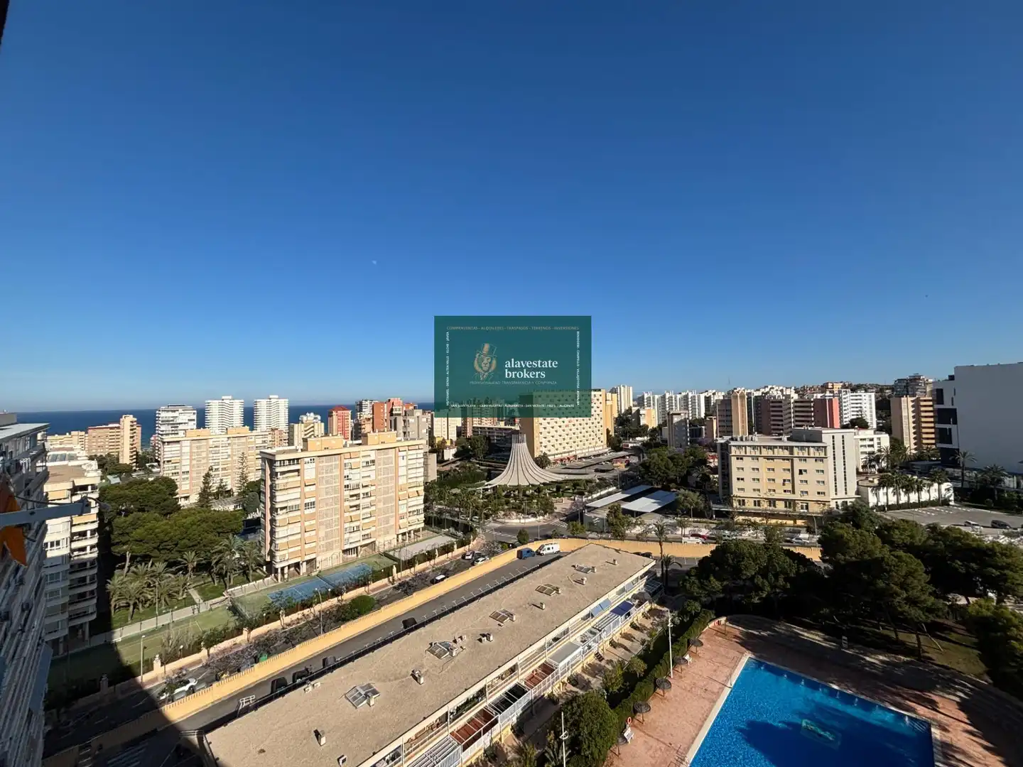 Vista exterior de Ático en venta en Alicante / Alacant con Amueblado y Piscina comunitaria