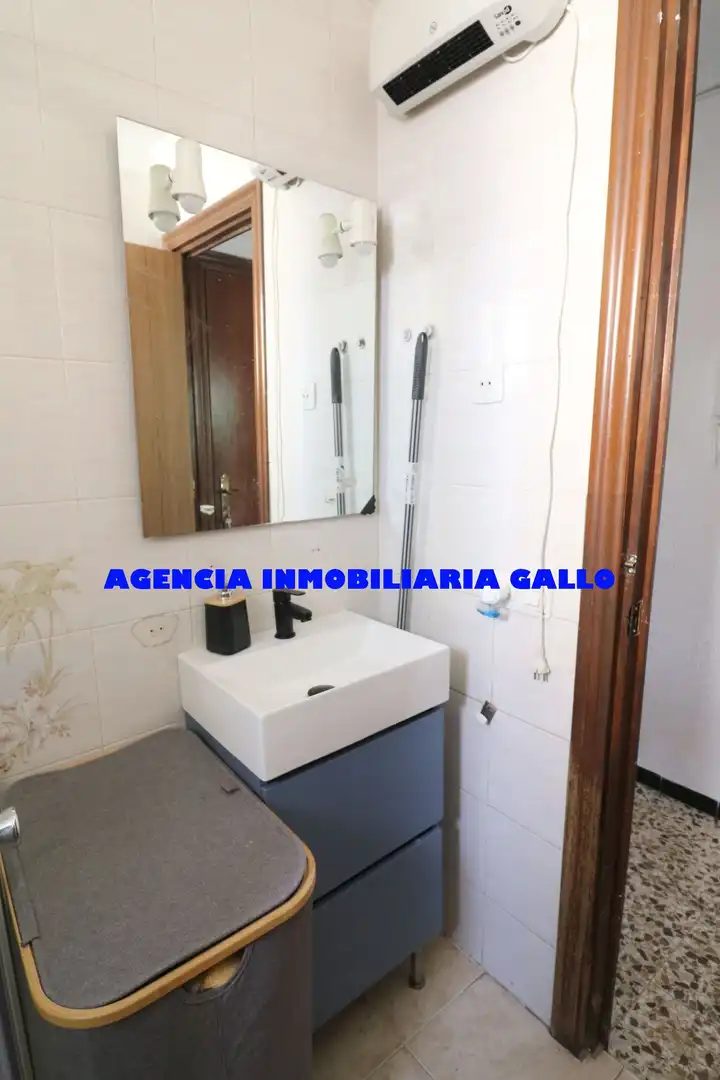 Bathroom of Flat for sale in Sevilla  with Air Conditioner and Storage room