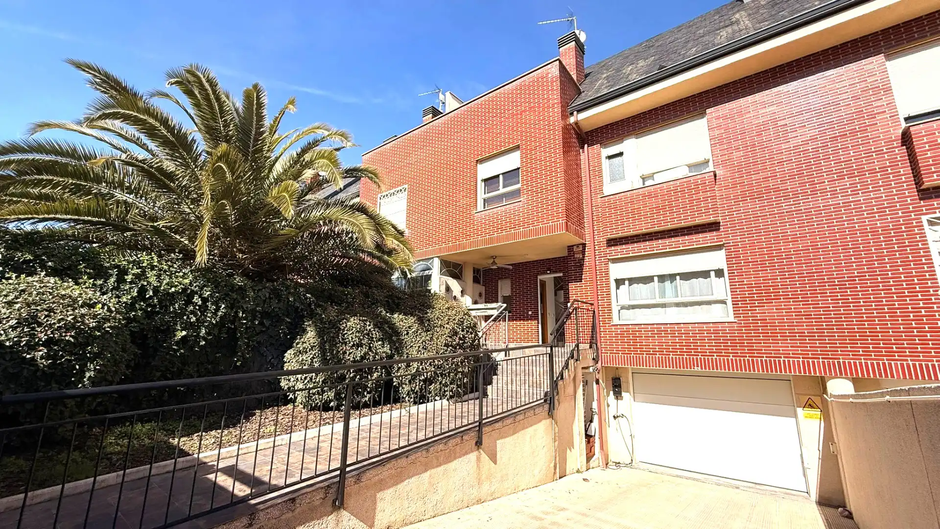 Vista exterior de Casa o chalet en venta en Madrid con Aire acondicionado, Calefacción y Jardín privado