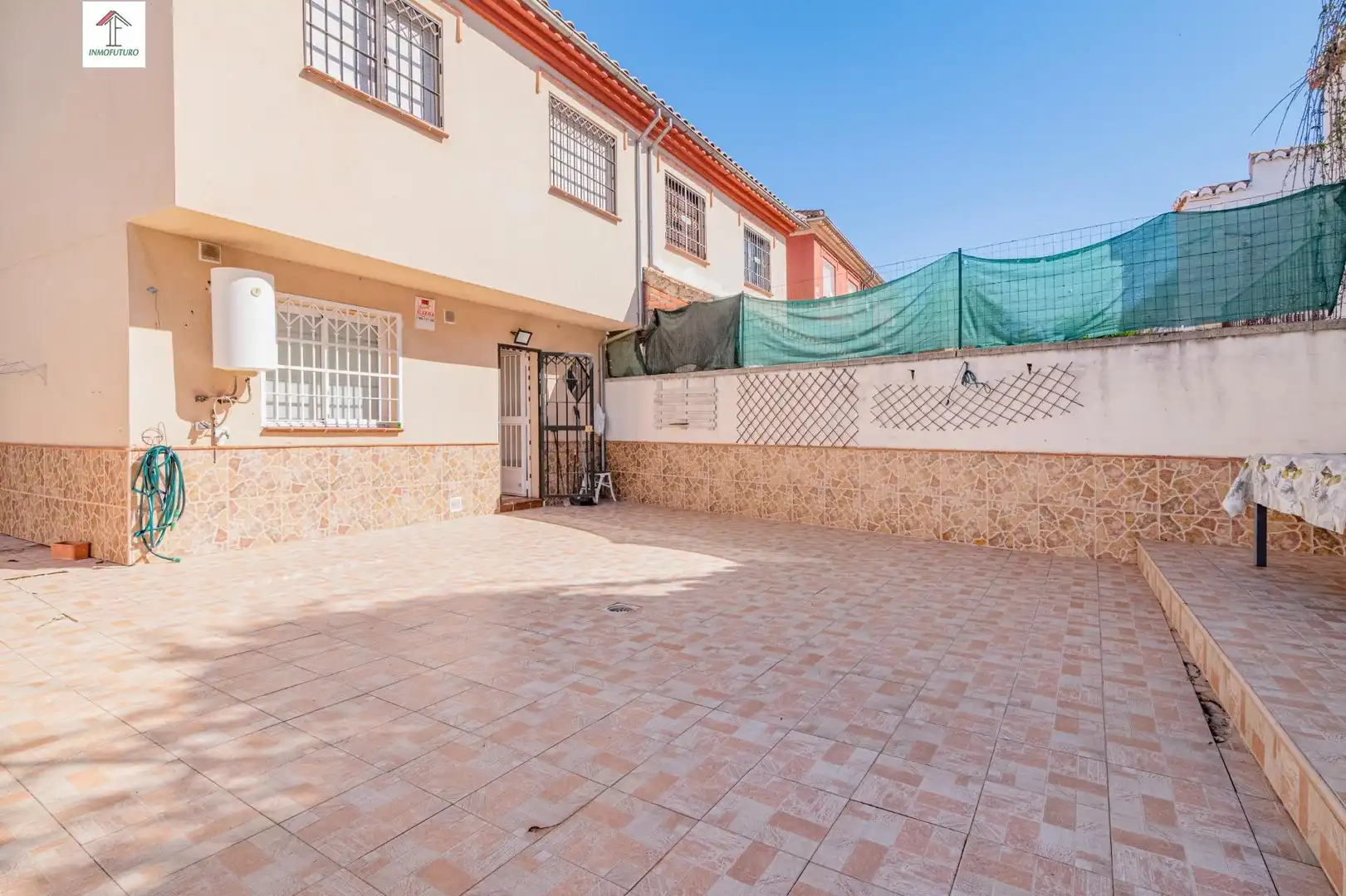 Casa aparellada amb terrassa en venda a Avenida LUIS JAVIER 2