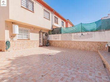 Casa bifamiliare con balcone in vendita a Avenida LUIS JAVIER 2