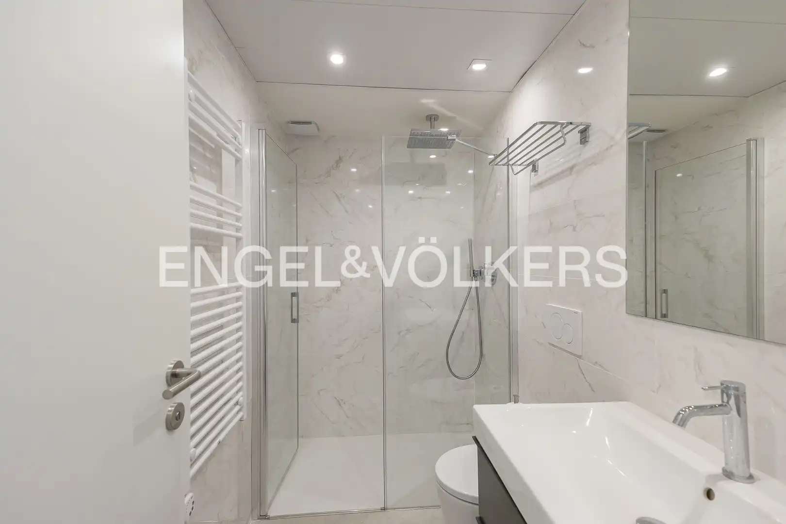 Baño de Piso en venta en Madrid con Aire acondicionado, Calefacción y Jardín privado