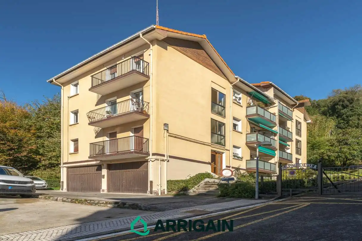 Außenansicht von Wohnung zum Verkauf in Donostia - San Sebastián  mit Heizung, Privatgarten und Balkon