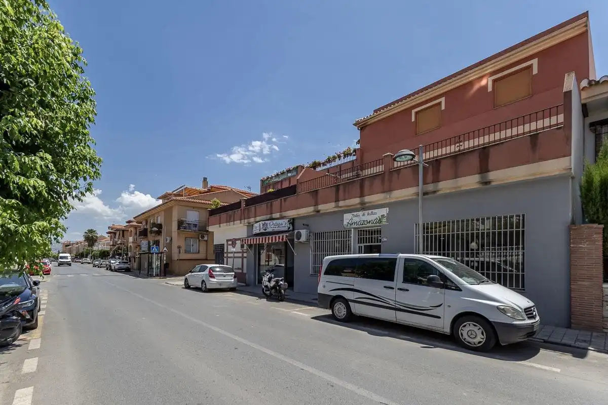 Vista exterior de Local en venda en Las Gabias amb Aire condicionat