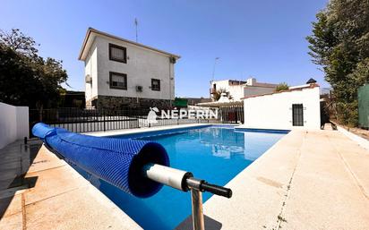 Swimming pool of House or chalet for sale in Yuncos  with Air Conditioner and Swimming Pool