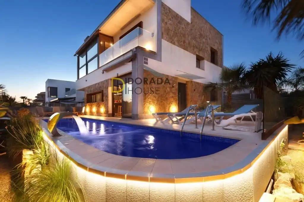 Swimming pool of Houses for sale in Cambrils  with Air Conditioner, Private garden and Terrace