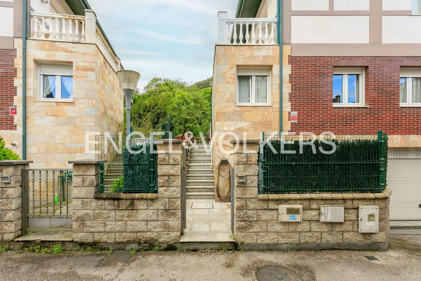Vista exterior de Casa o chalet en venta en Castro-Urdiales con Calefacción, Jardín privado y Terraza