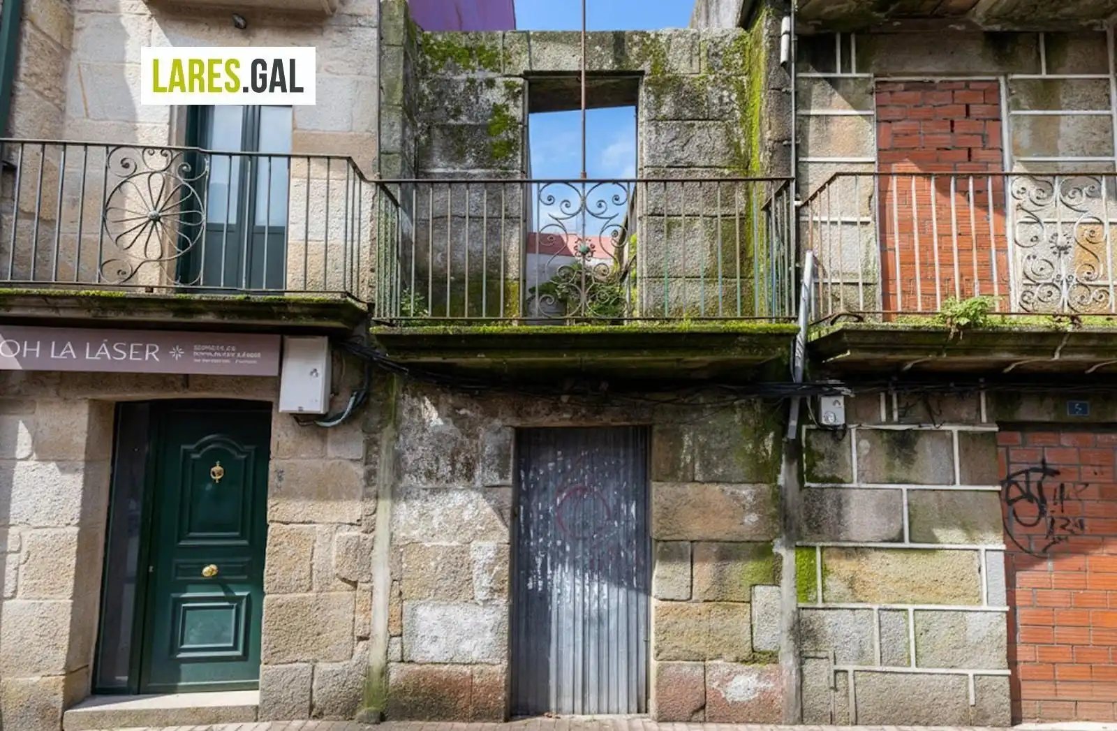 Vista exterior de Casa o xalet en venda en Cangas  amb Terrassa