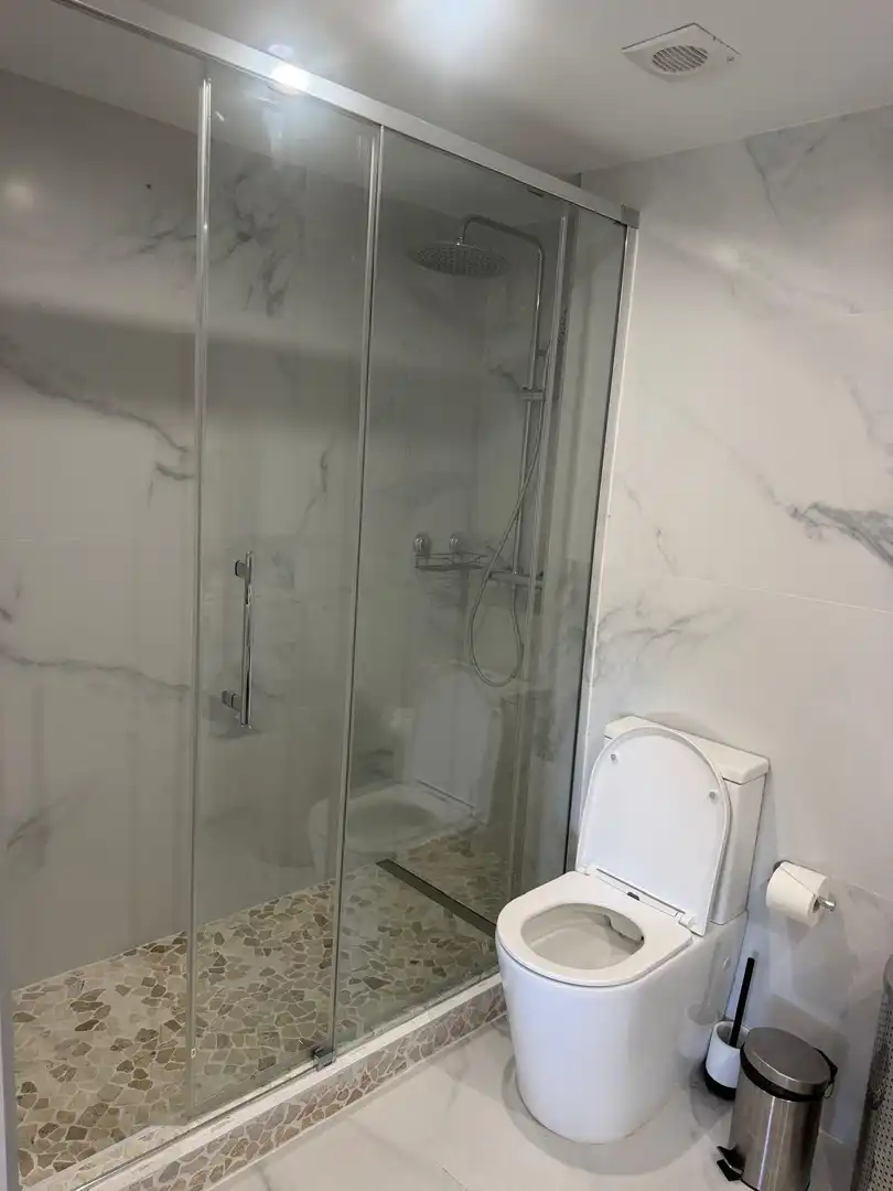 Baño de Apartamento de alquiler en Marbella con Aire acondicionado, Terraza y Piscina