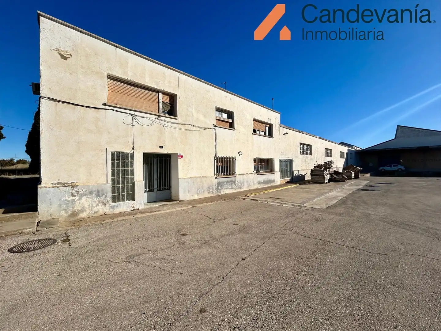 Vista exterior de Nave industrial en venta en Zuera