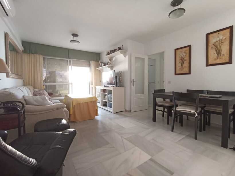 Sala d'estar de Pis de lloguer en Fuengirola amb Aire condicionat, Calefacció i Terrassa