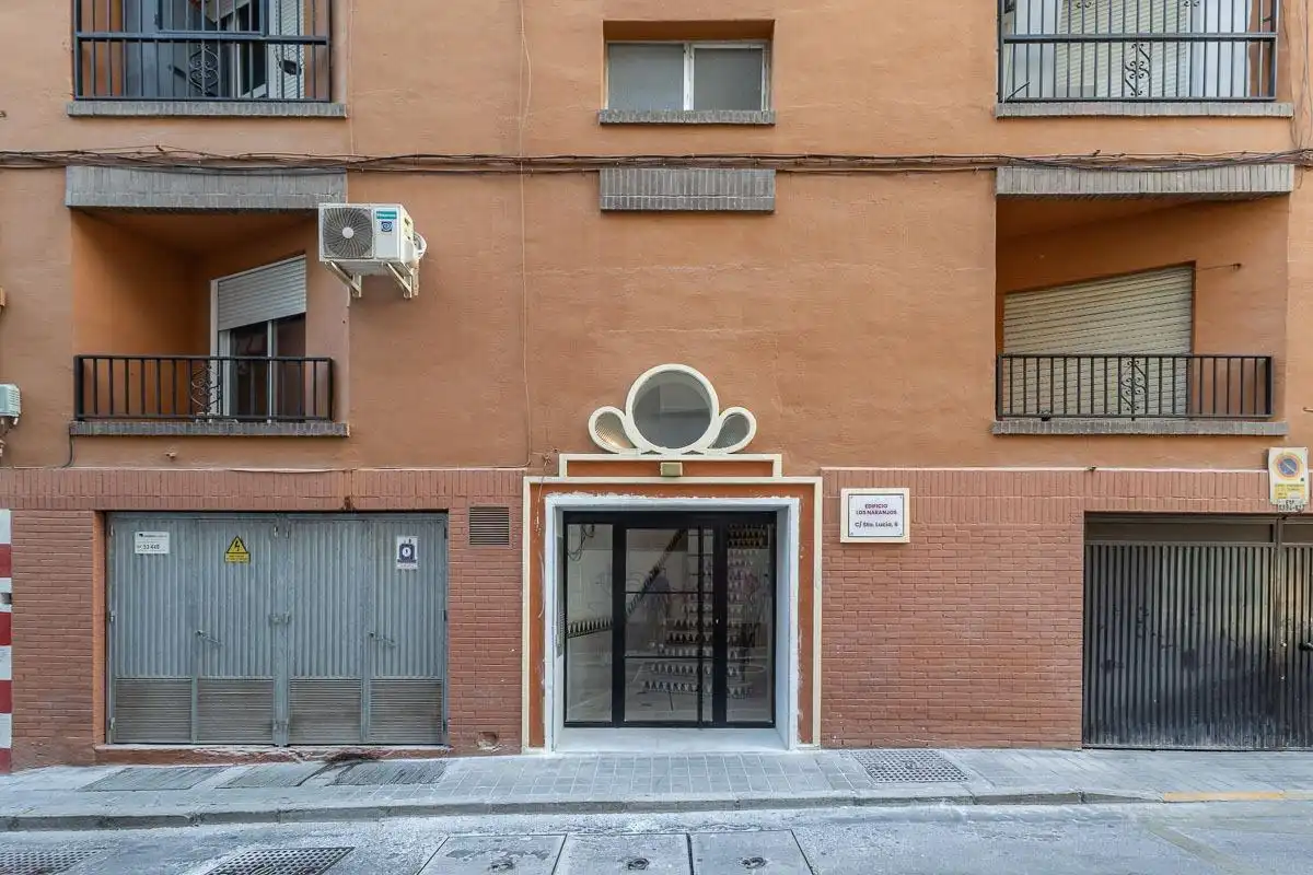 Vista exterior de Pis en venda en Granada amb Balcó
