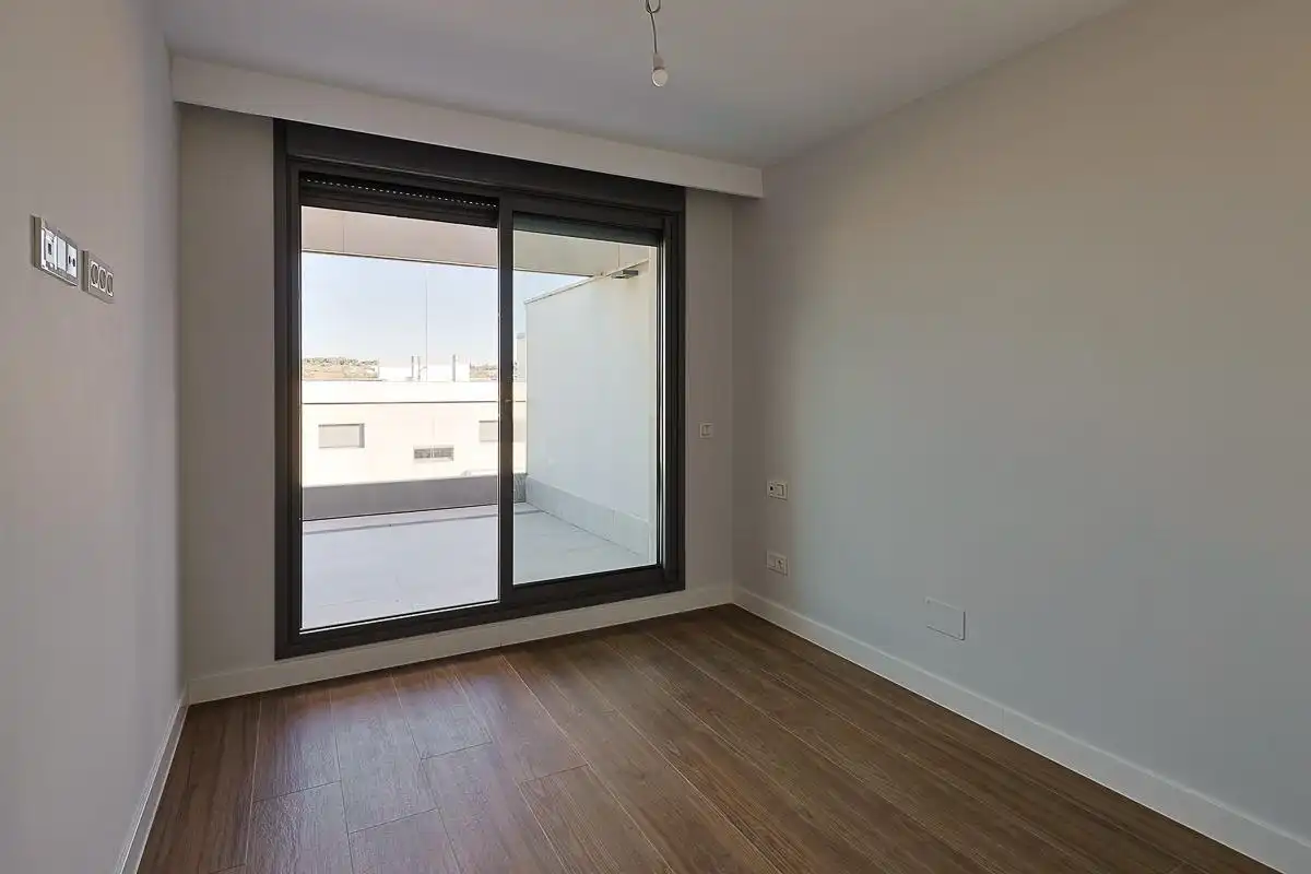 Schlafzimmer von Dachboden zur Miete in Boadilla del Monte mit Terrasse, Abstellraum und Gemeinschaftspool