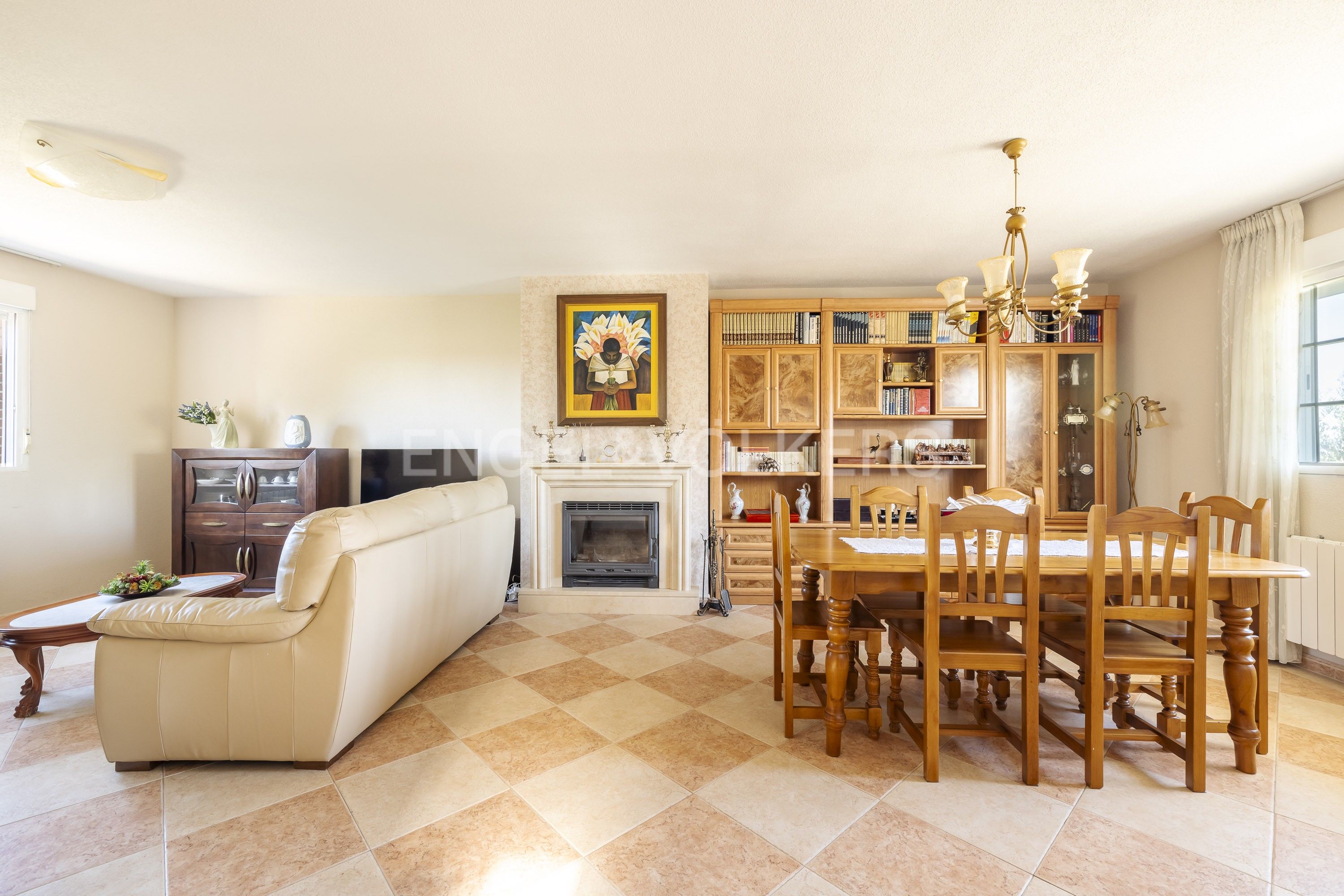 Sala d'estar de Casa o xalet en venda en El Casar amb Aire condicionat, Calefacció i Jardí privat