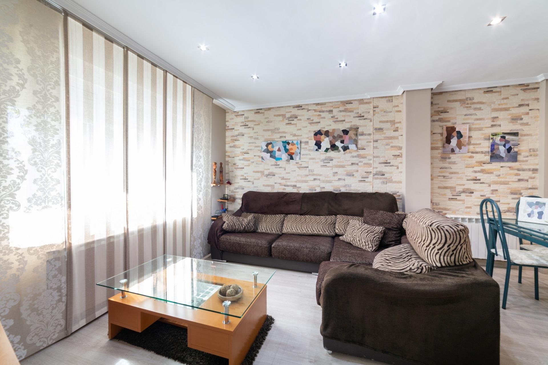 Sala d'estar de Casa adosada en venda en Santovenia de Pisuerga amb Calefacció, Terrassa i Traster