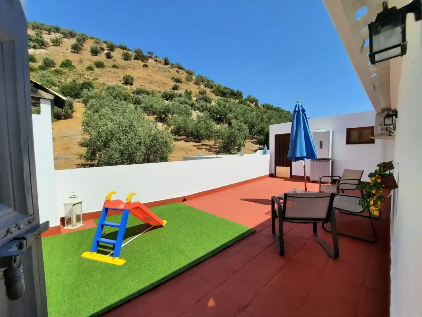 Terrassa de Finca rústica en venda en Iznájar amb Aire condicionat, Piscina i Balcó