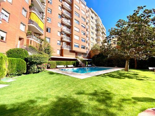 Swimming pool of Flat for sale in  Barcelona Capital  with Air Conditioner, Heating and Parquet flooring