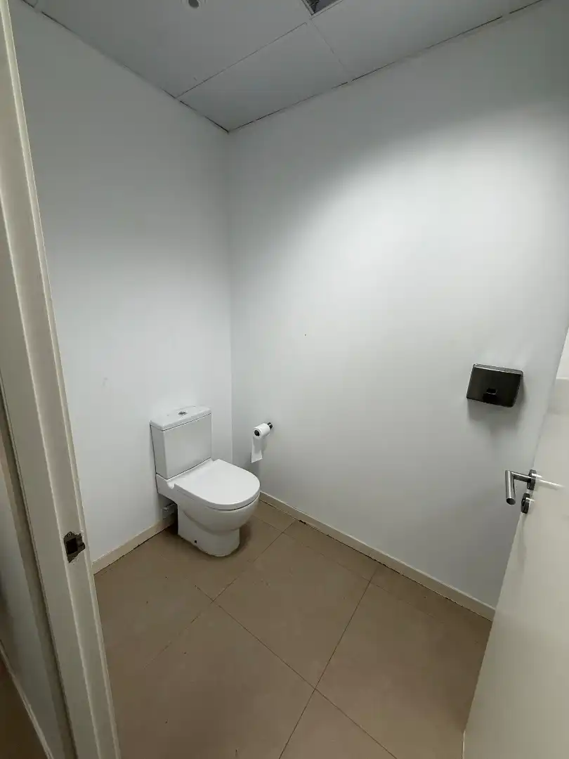 Badezimmer von Geschaftsraum zur Miete in Murcia mit Klimaanlage, Heizung und Parkett