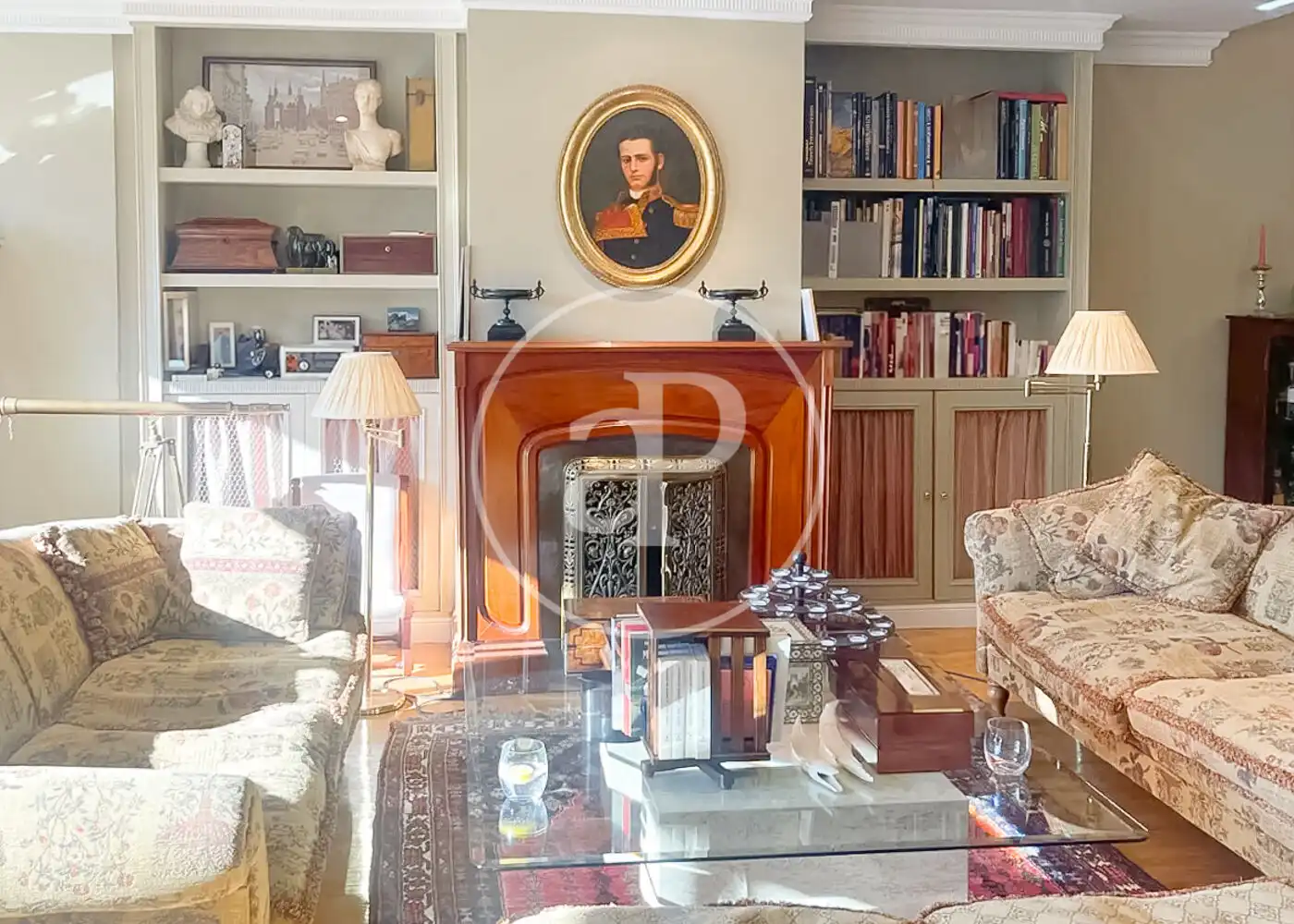 Wohnzimmer von Maisonette zum Verkauf in La Moraleja mit Klimaanlage, Heizung und Privatgarten