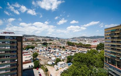 Außenansicht von Wohnung zum verkauf in  Barcelona Capital mit Balkon