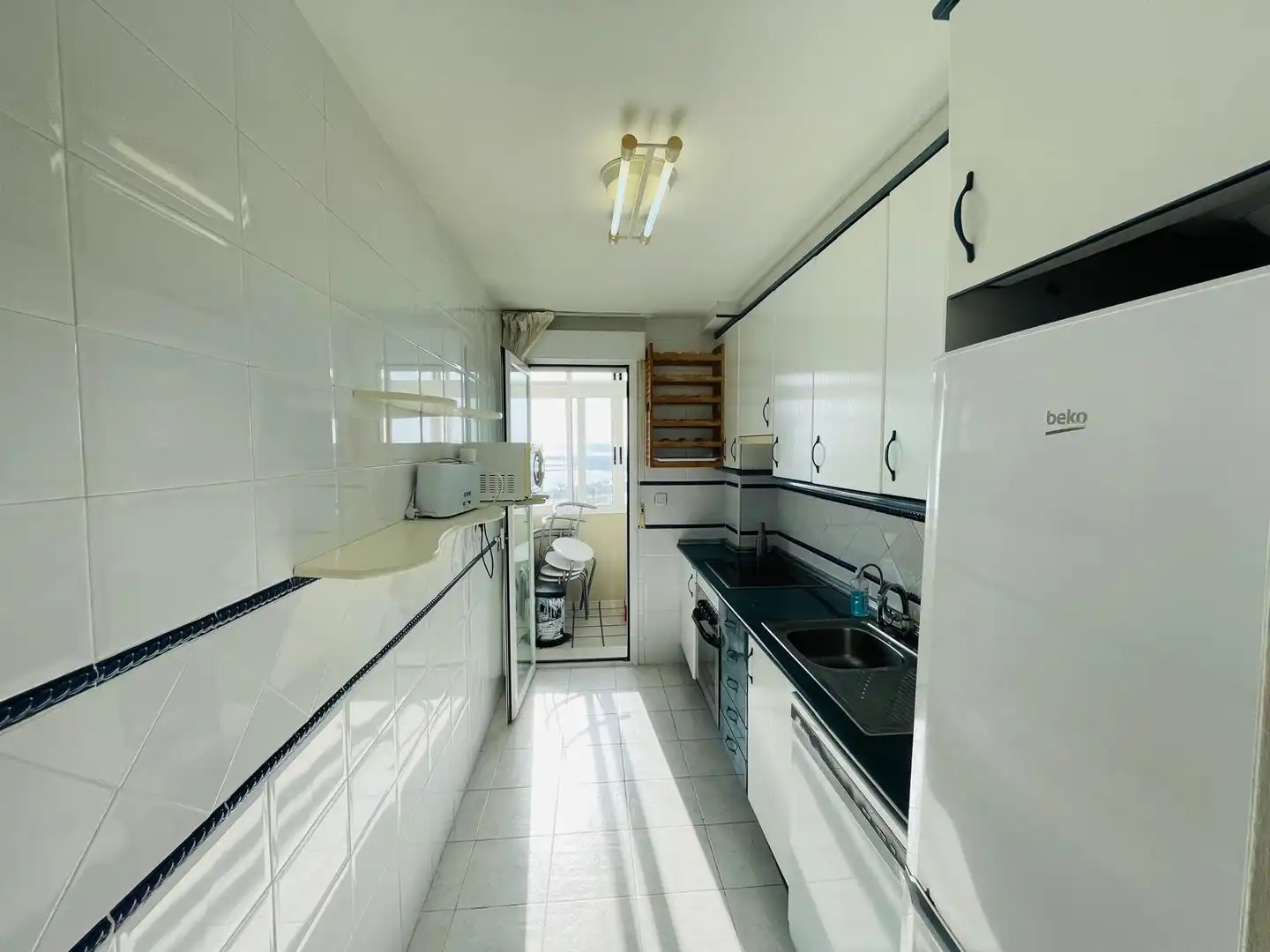 Cocina de Apartamento de alquiler en La Manga del Mar Menor con Aire acondicionado, Calefacción y Piscina