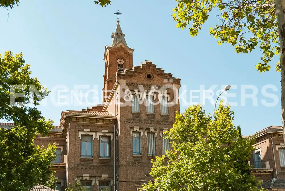 Außenansicht von Wohnung zum Verkauf in Madrid mit Heizung, Parkett und Abstellraum