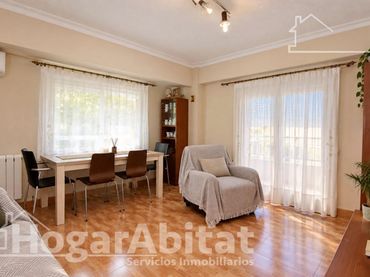 Flat with balcony for sale in Calle Reina