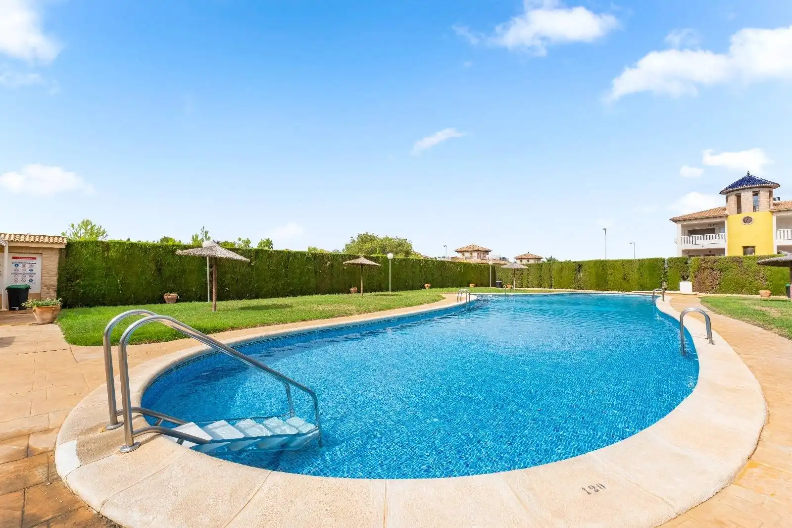 Piscina de Apartamento en venta en Orihuela con Aire acondicionado, Calefacción y Jardín privado