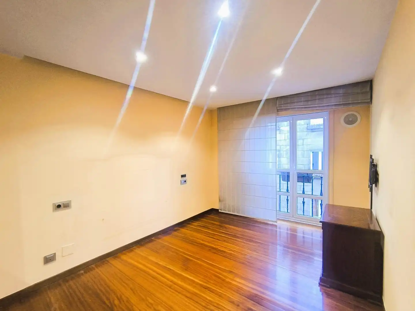 Sala d'estar de Pis en venda en Santiago de Compostela  amb Calefacció, Traster i Balcó