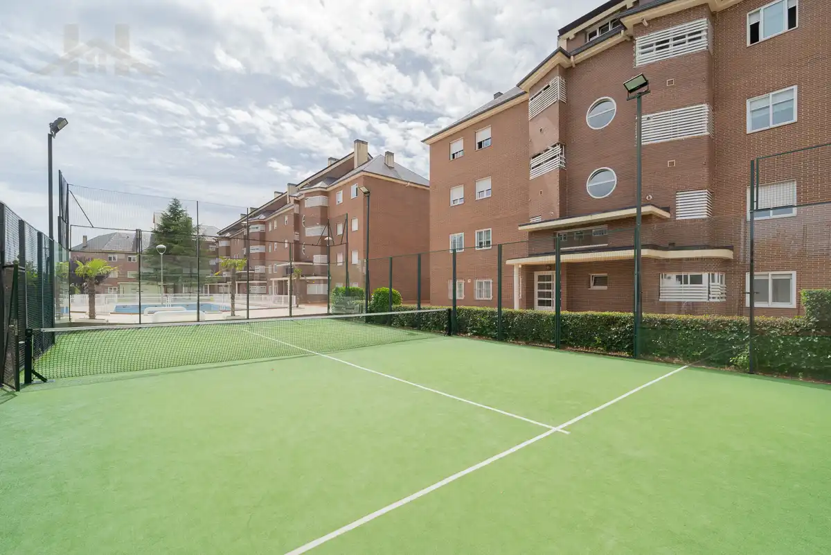 Vista exterior de Àtic en venda en Majadahonda amb Aire condicionat, Calefacció i Terrassa