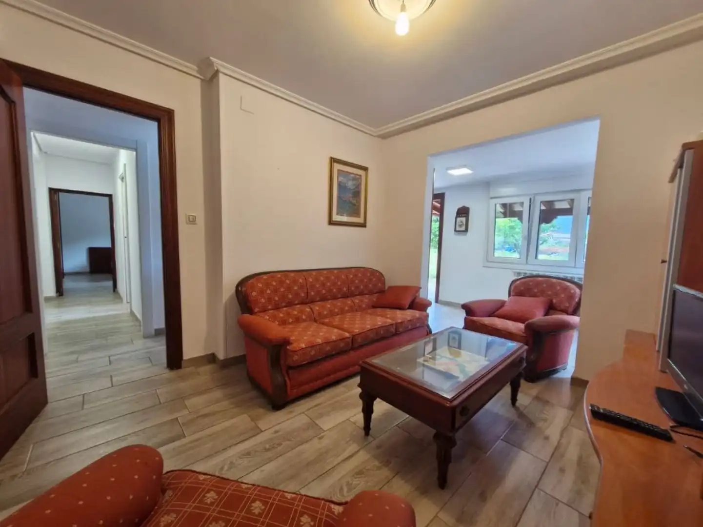 Sala d'estar de Casa o xalet en venda en Los Corrales de Buelna  amb Calefacció, Jardí privat i Terrassa