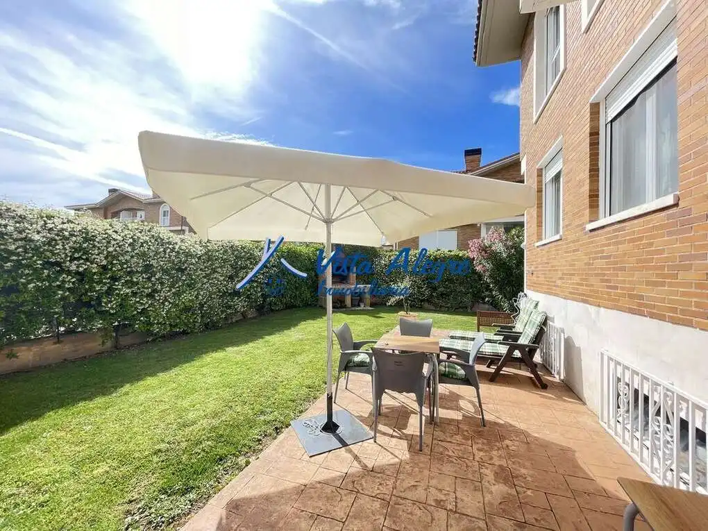 Terrasse von Einfamilien-Reihenhaus zum Verkauf in Zarratón mit Heizung, Privatgarten und Parkett