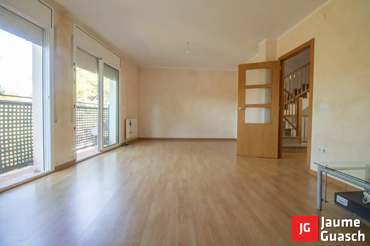 Sala d'estar de Casa adosada en venda en La Pobla de Montornès   amb Calefacció, Parquet i Traster