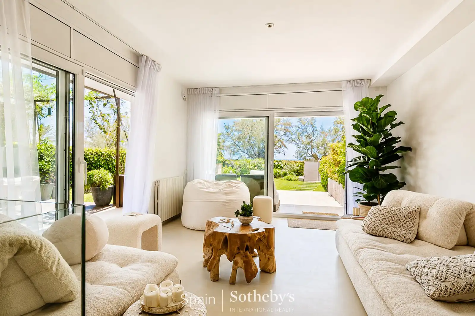 Wohnzimmer von Wohnungen zum Verkauf in Sitges mit Klimaanlage, Heizung und Privatgarten