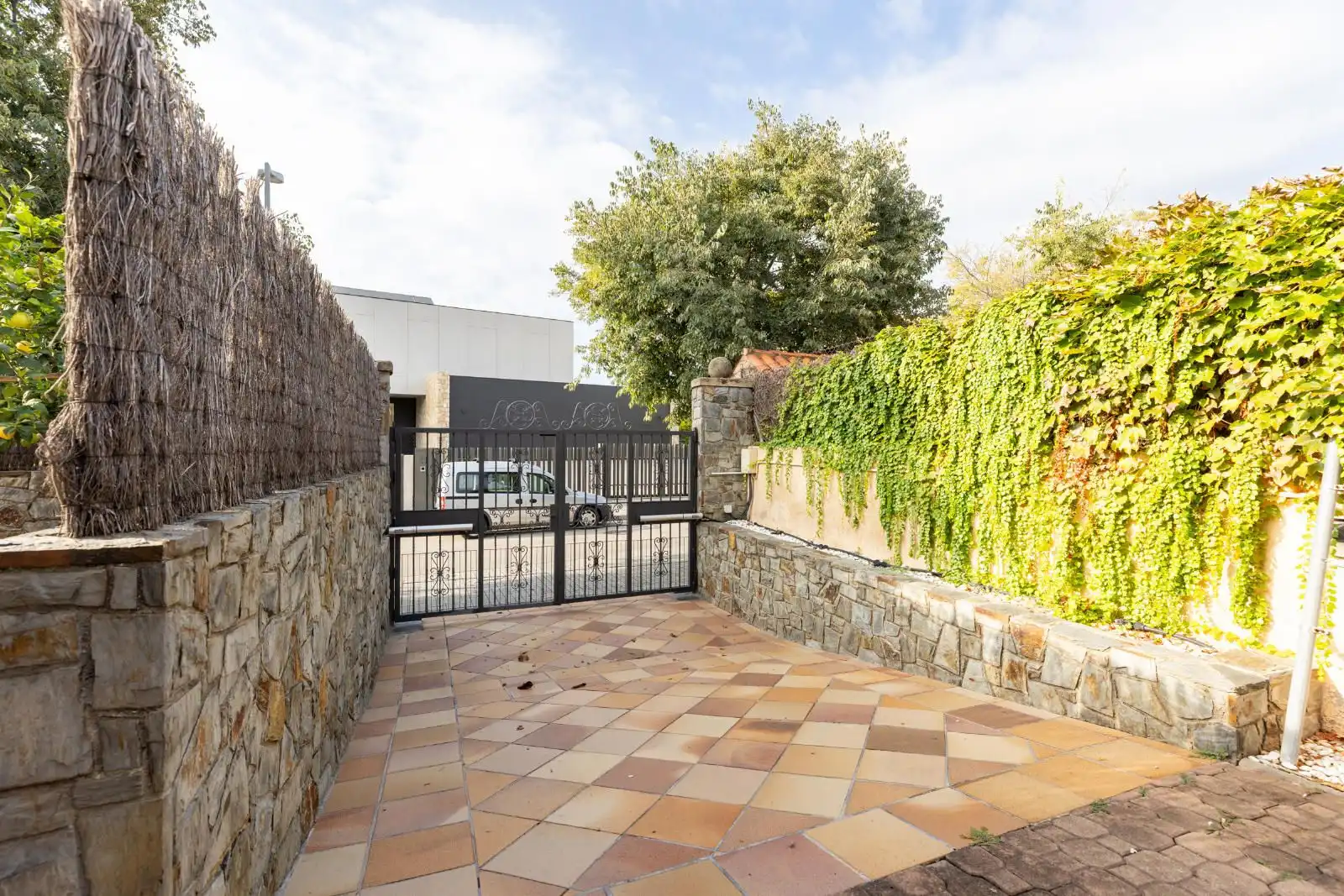 Vista exterior de Casa o xalet en venda en Mataró amb Terrassa i Piscina